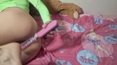 Masturbándome en mi cama desnuda