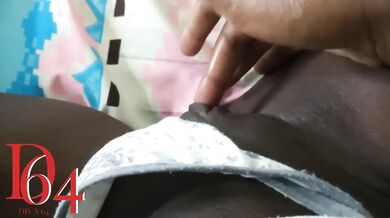 Joven estudiante se masturba hasta llegar al orgasmo