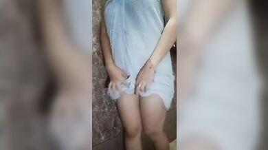 Pinaliguan ni Small Babe ang natuyong Flower