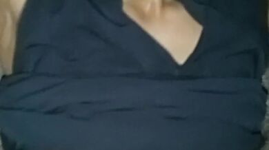 Latina delgada folla con amigo de su novio moja la cama con squirts y recibe mucha leche ????