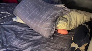 Woke up horny playing with my funky pussy in pajamas (Better have sound)