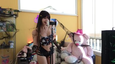 Gótica Culona y Tetona te hace ASMR con TAPE gag