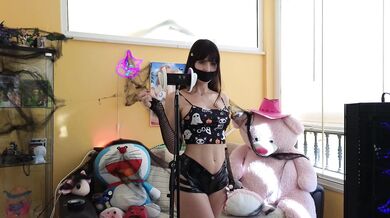 Gótica Culona y Tetona te hace ASMR con TAPE gag