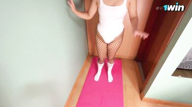 Gimnasta de gran culo quiere que la folle su entrenador particular y la terminen en su cara.