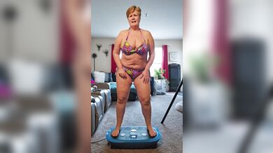 Curvy BBW Milf in bikini shaking it