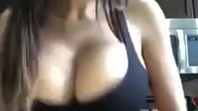 Mia Khalifa Desnuda en la Cocina