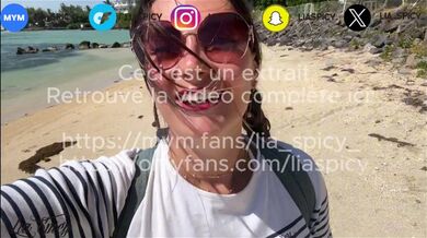 Vlog à Maurice, baise sur une plage publique et éjac sur des lunettes