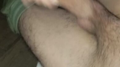 Gozando rápido para não ser pego...