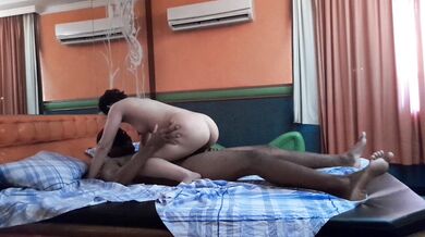 Dotado botou a esposinha para quitar gostoso e depois encheu de leite