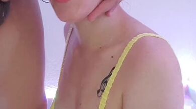 A mulher do meu vizinho adora vir na minha casa pra se engasgar com minha piroca