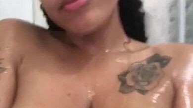 Garota com peitos grandes se masturbando e mostrando o cu