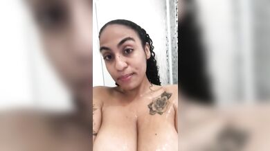 Garota com peitos grandes se masturbando e mostrando o cu
