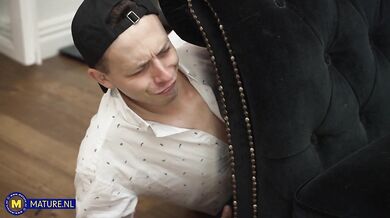 Becky Genç Adama Yakalandı Ve Sikildi