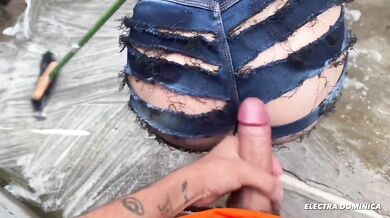 Chamei essa empregada para limpar minha casa, e ela veio com esse shorts, fiquei louco de tesão
