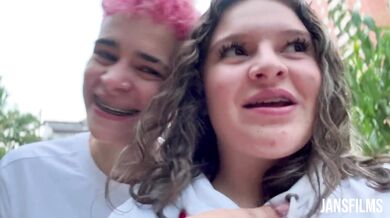 QUE RICA ADRENALINA! me chupa las tetas con el Lush en un parque