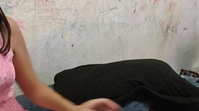 Gata metendo gostoso da sua bucetinha molhada