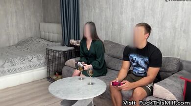 I seduced my friend into an intimate photo, she couldn t resist and fucked me at home