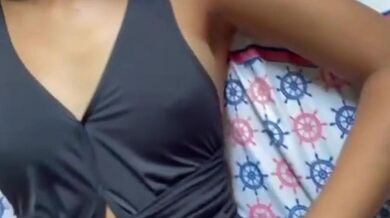 minha namorada magrinha com aparelho nos cabelos cacheado de maiô