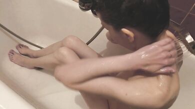 A slender brunette washes herself in the bath and gives a blowjob - PlayingGods