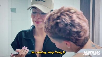 QUIERES QUE TE AYUDE? La plomera se me insinuó y termino chupándome el cliptoris (Leah Gotti)