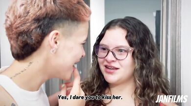 QUIERES QUE TE AYUDE? La plomera se me insinuó y termino chupándome el cliptoris (Leah Gotti)