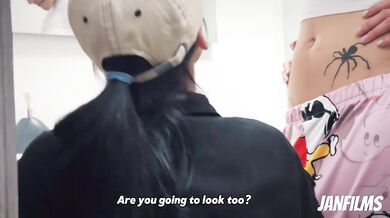 QUIERES QUE TE AYUDE? La plomera se me insinuó y termino chupándome el cliptoris (Leah Gotti)