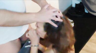 Livreur me baise et fini dans ma bouche