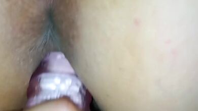 SORPRENDO A MI HERMANASTRA NALGONA JUGANDO CON SU DILDO Y DECIDO DARLE UNA MANO!