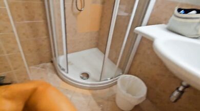 Esco dalla doccia perché mi aspetta un cazzo enorme.