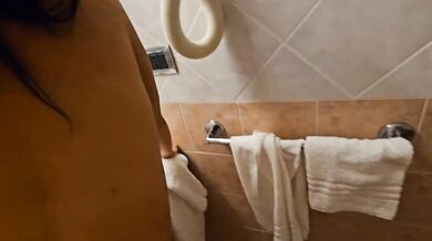 Esco dalla doccia perché mi aspetta un cazzo enorme.