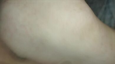 Me mete su pene hasta la garganta, luego me folla la concha y me la deja chorreando de semen