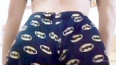 Siempre fui muy de batman ? by harleyquinn2002 from OnlyFans | Coomer