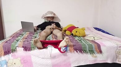 Me vengo en chorros de semen follandome a Winnie the pooh