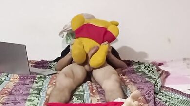 Me vengo en chorros de semen follandome a Winnie the pooh