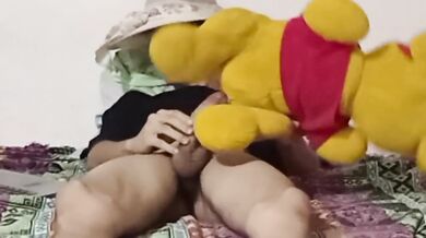 Me vengo en chorros de semen follandome a Winnie the pooh
