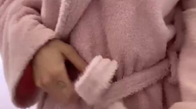 Teen Washes and Shaves Pussy in the Shower