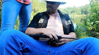 Fish Bank Skank ! He made a stranger squirt while finger banging her outside !