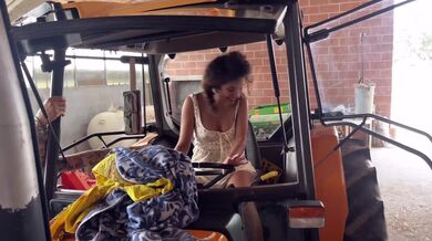 DUE CONTANDINI MI SPACCANO LA FIGA - Mi sono persa e mi hanno scopata! con Lucas Peracchi