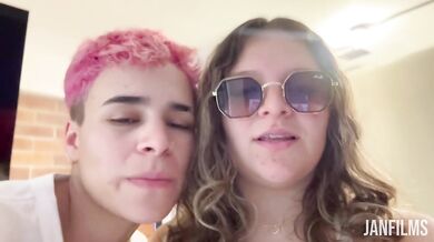 TE AGARRÉ! Le chupo las tetas para ustedes