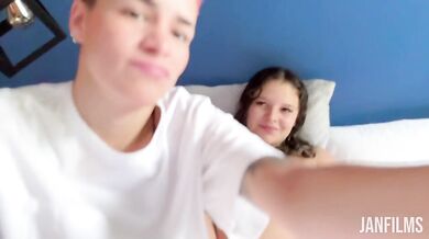 TE AGARRÉ! Le chupo las tetas para ustedes