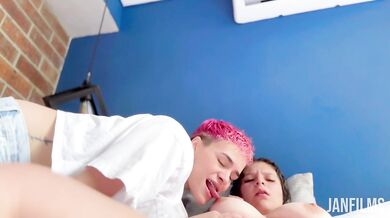 TE AGARRÉ! Le chupo las tetas para ustedes