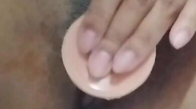 Grávida tem orgasmos cremosos com seu dildo