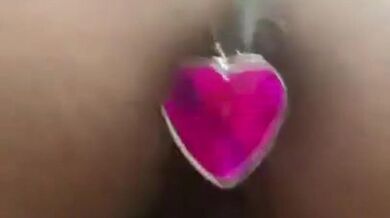 Morena rebolando com plug anal na bunda