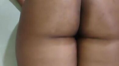 Deliciosa morena de culo grande recibiendo verga por su ano le queda bien abierto