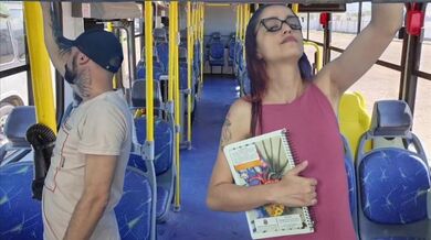 Estudante sobe no ônibus e por estranho em público!