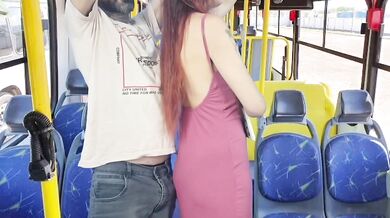Estudante sobe no ônibus e por estranho em público!