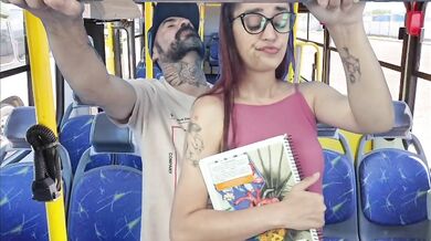 Estudante sobe no ônibus e por estranho em público!