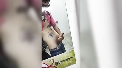 de 18 anos batendo punheta com seu pau rosa no banheiro do shopping