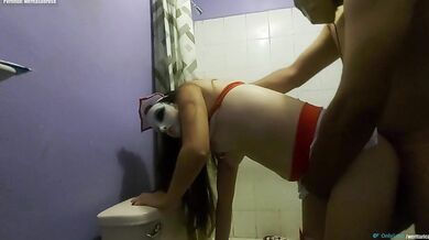 Inocente hijastra en el baño y su padrastro entra para follarla en pleno halloween