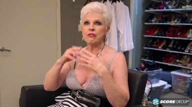 MILF Jewel Has Something To Show Us